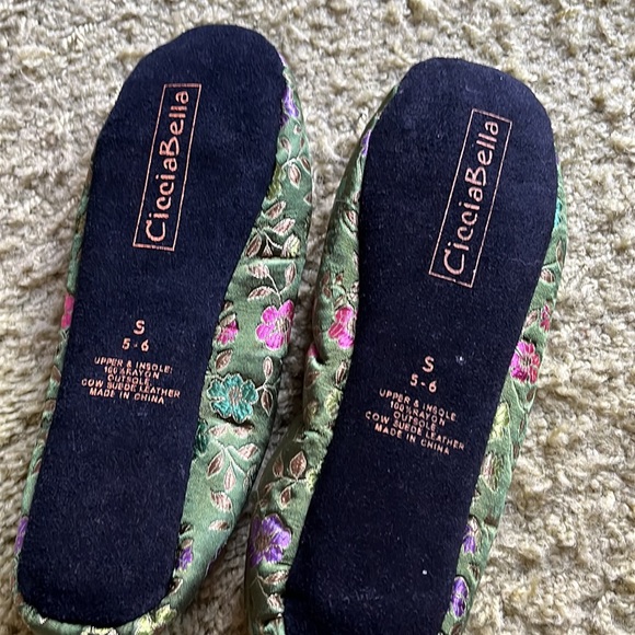 Slippers - Picture 2 of 3